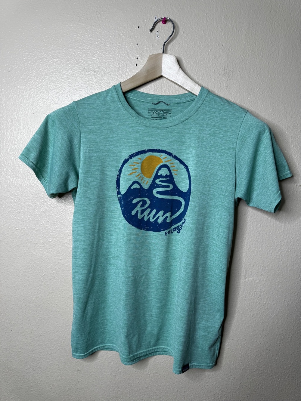 Patagonia Shirt Mens Small Green Graphic Tee Performance Athletic Outdoors 50UPF - Picture 1 of 7